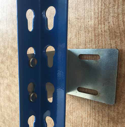 Uchwyt ścienny do przymocowania regałów Riveto 50mm